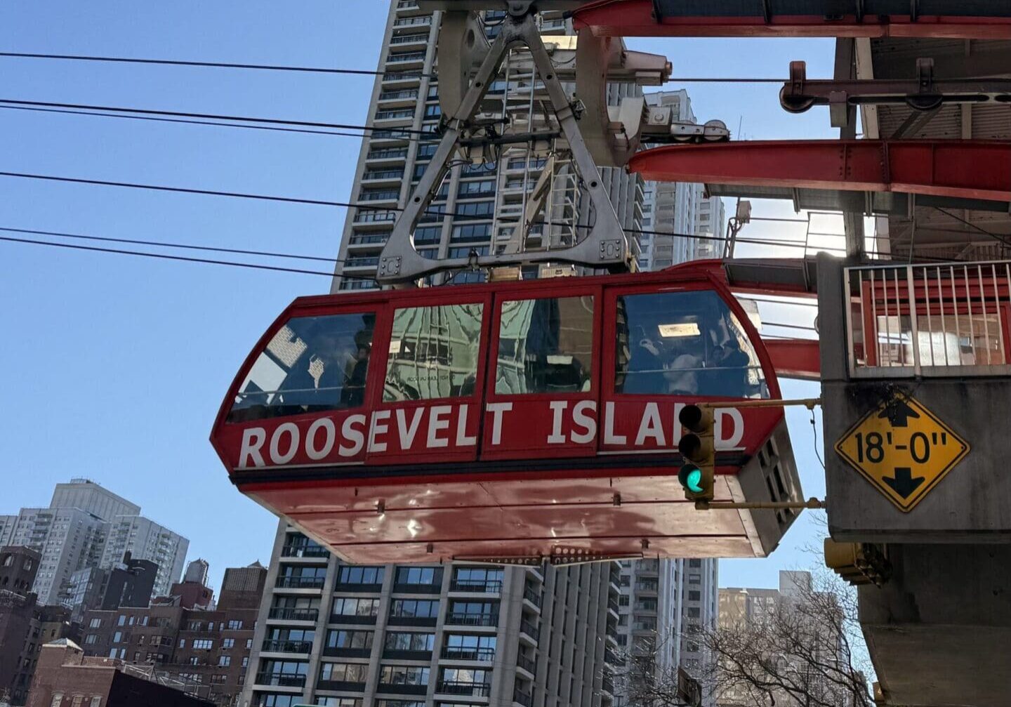 The Roosevelt Island Tram offers aerial view of Manhattan and the East River, connecting Midtown East to Roosevelt Island in just a few minutes. A hidden gem for visitors and locals alike!